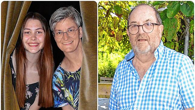 Madita Huber (links) und Regina Mahler vom Kulturring auf der Bühne der Klosterschüer Ofteringen. Siegfried Herrmann (rechts) geht ...