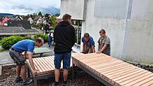Die Schüler sind beim Aufstellen der Lümmelbank gefordert. Foto: Regina Folkerts