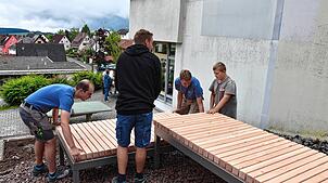 Die Schüler sind beim Aufstellen der Lümmelbank gefordert. Foto: Regina Folkerts