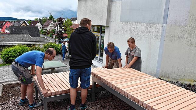 Die Schüler sind beim Aufstellen der Lümmelbank gefordert. Foto: Regina Folkerts
