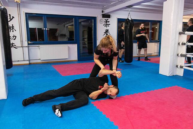 Im Krav Maga Training lernt Elena Ruf, wie sie sich auch gegen größere und körperlich überlegene Angreifer behaupten kann.