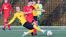 Mirco Philipp rechts (TSV) gegen Sven Dieterle (FCÖ).