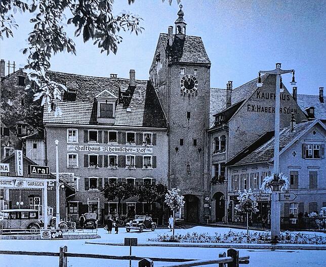 Vor 1945: Ebenfalls im Kalender zu finden, ist dieses Foto, das vom Viehmarktplatz aus aufgenommen wurde, links war einmal eine Tankstelle.