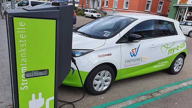 Ein Elektroauto der Stadtwerke Waldshut-Tiengen an der Stromzapfsäule: Die Zahl der zugelassenen Fahrzeuge mit Elektromotor hat sich im ...