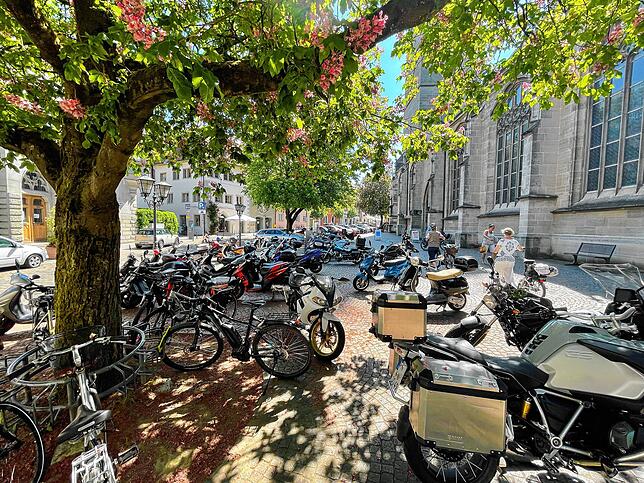 Gemischtes Parken auf dem Münsterplatz: Bald kommen noch 250 Elektro-Roller hinzu.