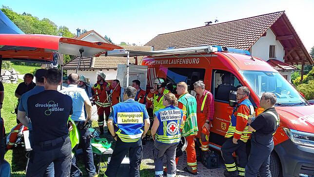 Die Leiter der bei dem Brand eingesetzten Organisationen halten eine Besprechung ab.