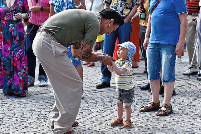 Bild 1: Donaueschingen genießt ausgelassen den Samstagabend beim Donauquellfest