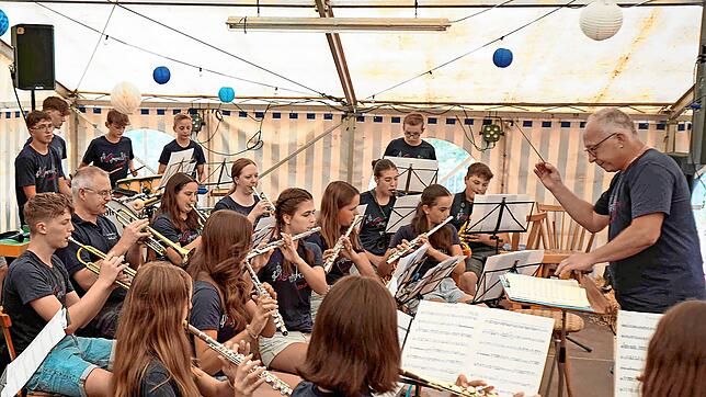 Am Samstagnachmittag ist im Spausik-Festzelt am Schönenbacher Festplatz die Jugendkapelle Furtwangen unter der Leitung von Bernhard ...
