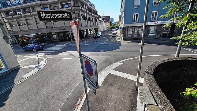 In der Marienstraße, unweit der Kirche St. Petrus Canisius, haben im März 2025 Spezialkräfte der Polizei einen Drogendealer und seinen ...