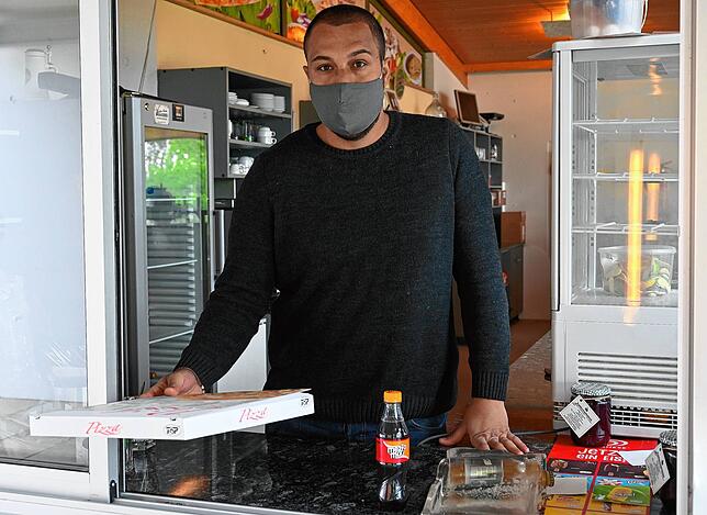 Darf seinen Kunden und Besuchern Speisen am Tresen verkaufen, aber niemanden in das Strandbad Moos lassen: Cem Gül von der ...