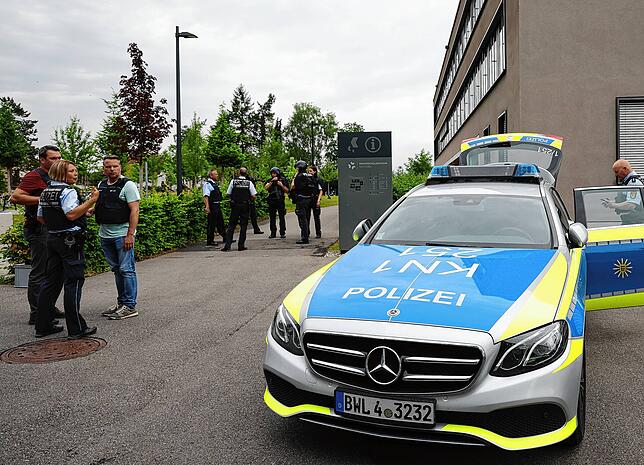 Kräfte der Polizei vor dem Berufsschulzentrum in Radolfzell. Bild: Gerald Jarausch