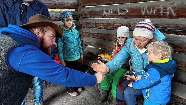 Fabian Ost lässt Rika, Romina, Gudrun und Fabian Pfitzmann (von links) testen: Wie nah muss ich meine Hand an die Flamme des Feuerzeugs ...
