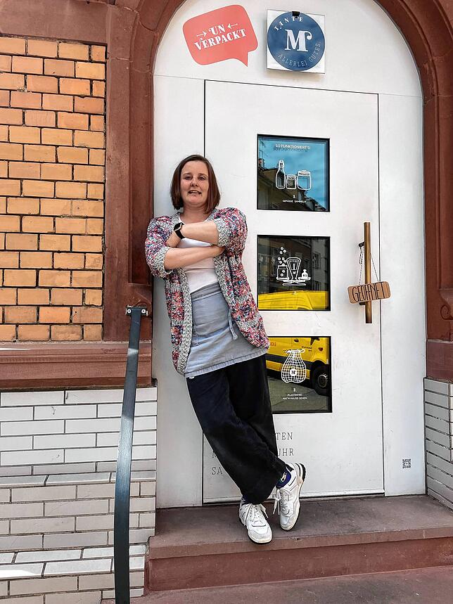 Stefanie Meth vor ihrem Laden. Entschleunigung gibt‘s drin gratis dazu.
