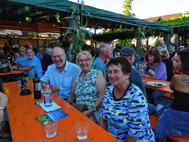 Bild 1: Viele gut gelaunte Weinfestbesucher am Eröffnungsabend in Hohentengen