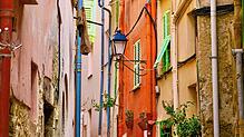 Auch eine wunderschöne Altstadt mit verwinkelten Gassen: Menton an der Côte d·Azur.