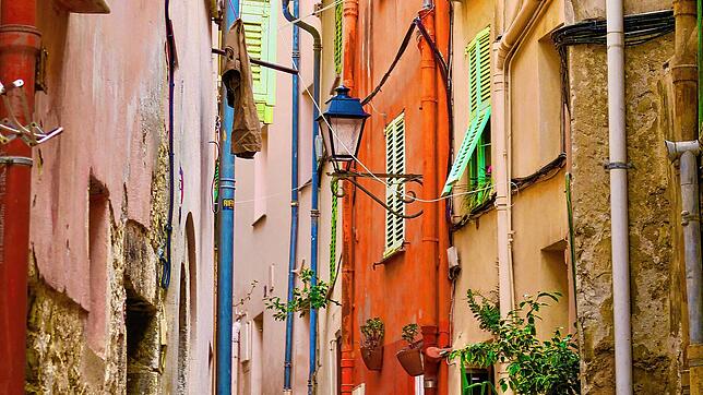 Auch eine wunderschöne Altstadt mit verwinkelten Gassen: Menton an der Côte d·Azur.