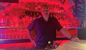 Sven Kleiner, der Backstage-Betriebsleiter, steht in der Konstanzer Bar. 2025 feiert der Betrieb sein Zehnjähriges. Ende August gibt es ...