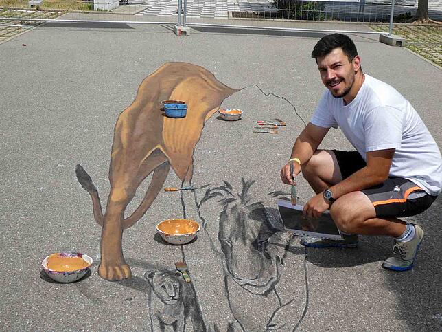 Zu den 3D-Profis zählt Kerim Musanovic aus Bosnien Herzegowina, der eine Löwin mit ihrem Jungen auf den Asphalt zauberte. Bild: Bernhard ...
