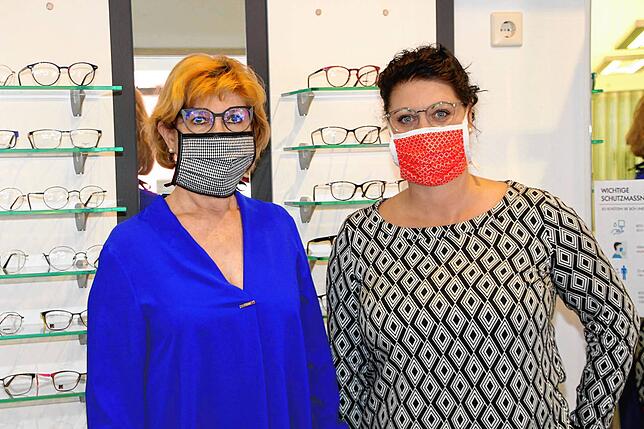Bei Optiker Olbrich haben Annelore Knauf (links) und Martina Weber schon einige Kunden bedient.
