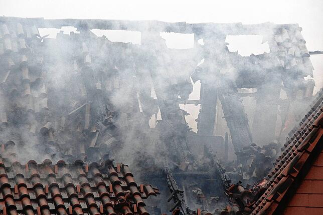 Feuer und Wasser haben den Dachstuhl zerstört.