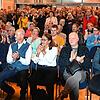 Das Bürgerhaus Adler Post ist bei der Verkündung des Ergebnisses voll. Alle applaudieren für Wahlsiegerin Susen Katter (links vorne), ...