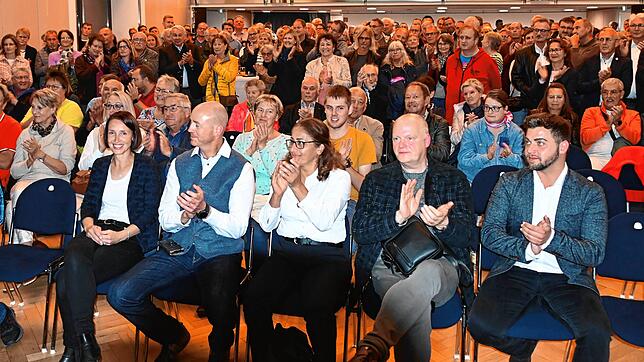 Das Bürgerhaus Adler Post ist bei der Verkündung des Ergebnisses voll. Alle applaudieren für Wahlsiegerin Susen Katter (links vorne), ...