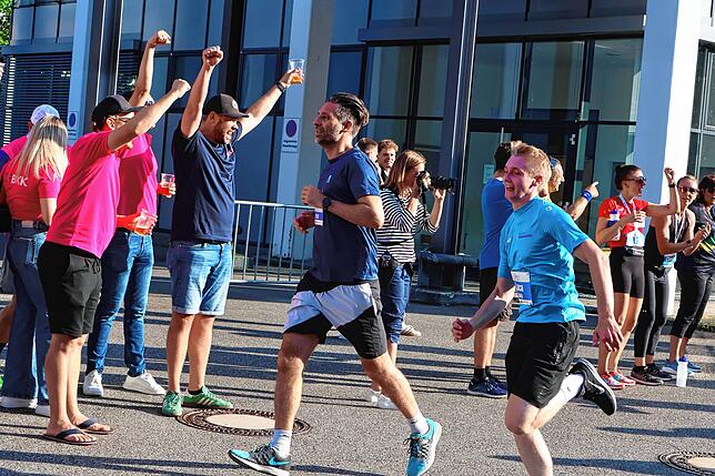 Bild 13: Mit Ausdauer und Kreativität- tausende Läufer messen sich beim ZF Firmenlauf