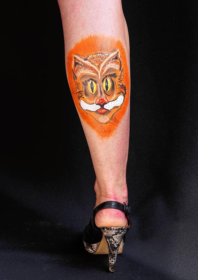 Katzenwade nennt Bodypainter Michael Reich sein Werk, das in der Ausstellung im Katzenmusikstüble „Zur hoorige Katz“ zu ...