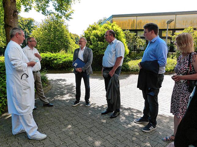 Zu einem Rundgang durch die Reha-Klinik Bad Säckingen trafen sich Daniel Schlittenhardt, Alexander Guhl, Peter Kaiser, Norbert Knopf, ...