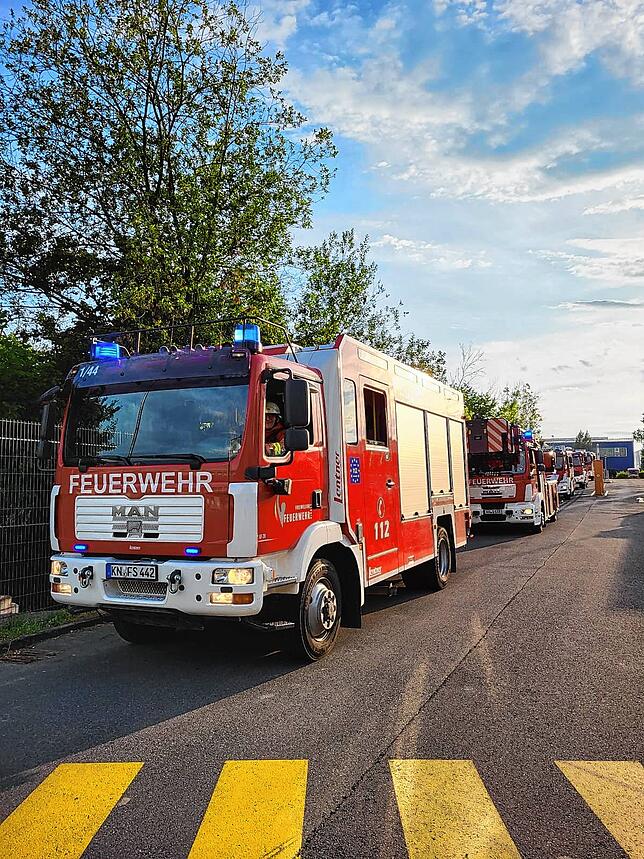 Mit einem Übungs-Großaufgebot war die Abteilung Stadt der Singener Feuerwehr, die Werkfeuerwehr von Takeda und die Drohnenabteilung des ...