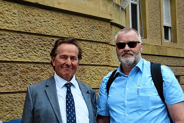 Dietmar Scherer (rechts) mit seinem Anwalt Joachim Cäsar-Preller beim Auftakt des Zivilprozesses gegen Biontech in Rottweil.