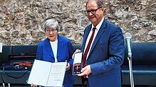 Eine von mehreren Auszeichnungen für ihr langjähriges Engagement für ein friedliches und soziales Miteinander: 2022 erhält Christa ...