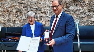 Eine von mehreren Auszeichnungen für ihr langjähriges Engagement für ein friedliches und soziales Miteinander: 2022 erhält Christa ...