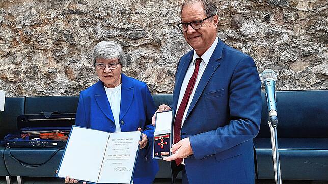 Eine von mehreren Auszeichnungen für ihr langjähriges Engagement für ein friedliches und soziales Miteinander: 2022 erhält Christa ...