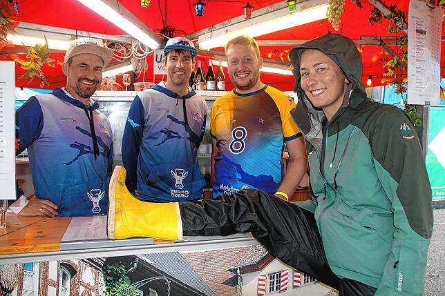 Alexandra Kuritz ist mit Gummistiefeln für jedes Wetter gerüstet. Sie steht am Stand des USC Konstanz mit (von links) Henrik Lorenz, ...