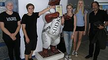 Die Klasse!-Musikreporter Larissa Johnen, Mikolaj Tarnipolski, Lea Müller, Leonie Halschka und Lehrer Carlo Schultheiss (v.l.) hollen ...