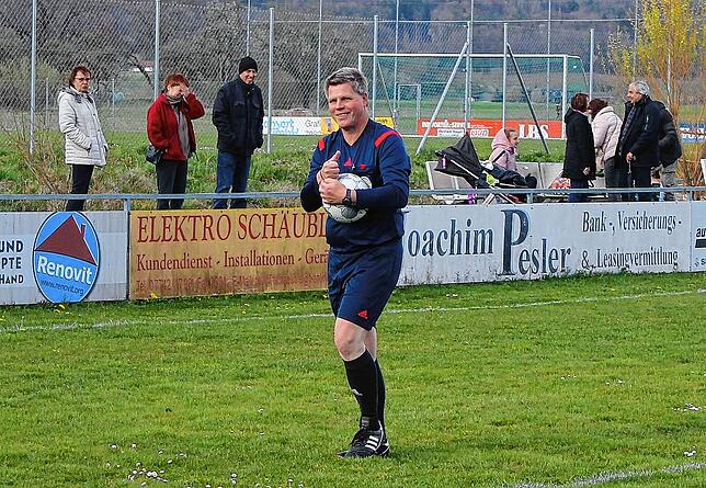 Bild 25: FC Hochrhein wehrt sich tapfer beim 1:2 gegen Spitzenreiter SV Deggenhausertal &ndash; wir haben Bilder!
