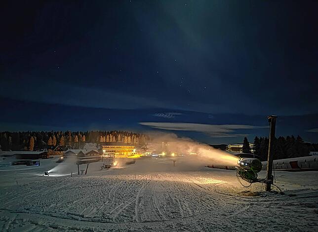 Kunstschnee wird am Feldberg schon ausgebracht, nun soll es bis zum Wochenende aber noch kräftig natürlich schneien.