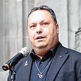 Der Vorsitzende der Synagogen-Gemeinde Konstanz Gabriel Albilia spricht auf der Kundgebung über die Geiseln der Hamas.