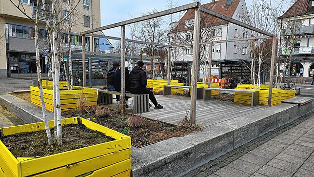 Eine farbenfrohe Insel mit Sandkasten-Spielbereich, Bänken und Bäumen in Pflanzkisten zum Verweilen: So wie auf dem Franziskusplatz soll ...