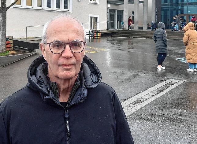 Der Markdorfer Kunstvereinsvorsitzende und promovierte Theologe Bernhard Oßwald, hier vor der Jakob-Gretser-Grundschule, hat intensiv zu ...