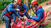Die Bergwacht im Einsatz (Symbolbild). Einsatzkräfte müssen bei Albbruck einen schwer verletzten Kletterer bergen.