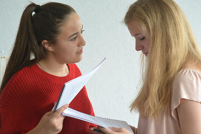 Pollys Mutter macht sich Sorgen, weil die Tochter sich in Macheath verliebt hat. Von links: Büsra Kabakci, Carolin Arnold.