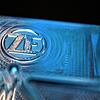 Logo der ZF auf einem Getriebegehäuse: Corona kostet Stellen am Bodensee.
