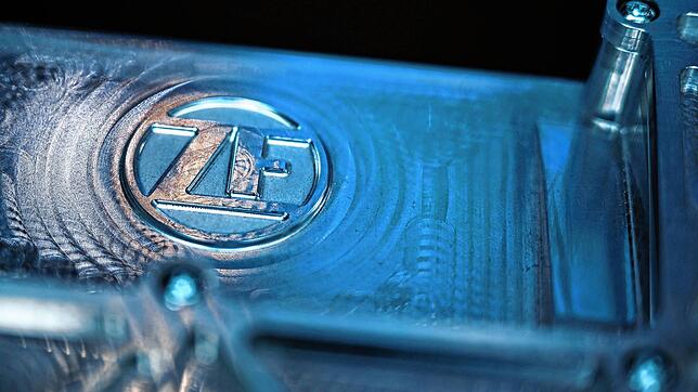 Logo der ZF auf einem Getriebegehäuse: Corona kostet Stellen am Bodensee.