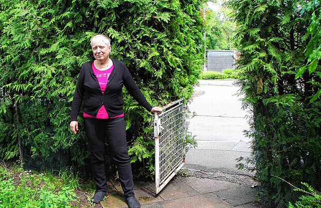 Wie ein böser Spuk: Michaela Tartsch berichtet, wie vier Männer eines Poserautos durch ihr Gartentor kamen und in ihren Garten an der ...