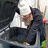 Anna-Lena Weidemann aus Überlingen kennt sich aus beim Containern. Bei diesem Bild handelt es sich um eine nachgestellte Szene mit der ...