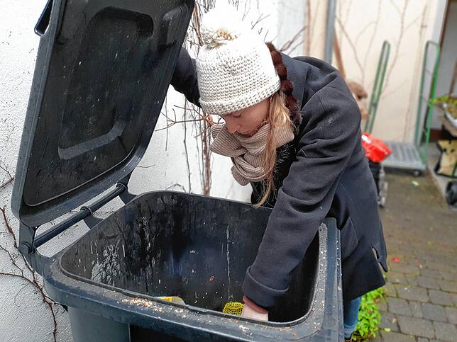 Anna-Lena Weidemann aus Überlingen kennt sich aus beim Containern. Bei diesem Bild handelt es sich um eine nachgestellte Szene mit der ...
