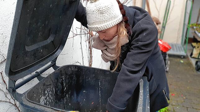 Anna-Lena Weidemann aus Überlingen kennt sich aus beim Containern. Bei diesem Bild handelt es sich um eine nachgestellte Szene mit der ...