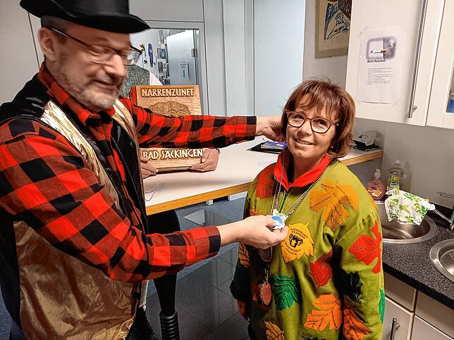 Lokalchef Andreas Gerber überreicht den SÜDKURIER-Orden an Dorothea Gutmann-Friedrich.